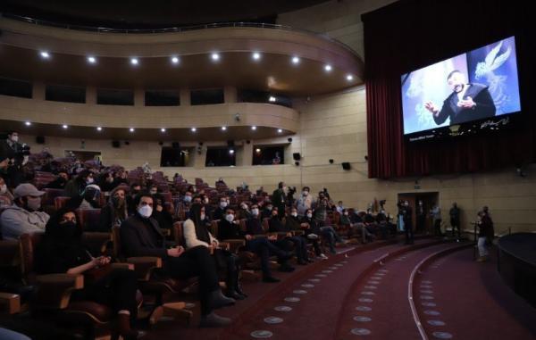 چهارمین روز جشنواره فیلم فجر 99؛ یک دقیقه سکوت برای انصاریان