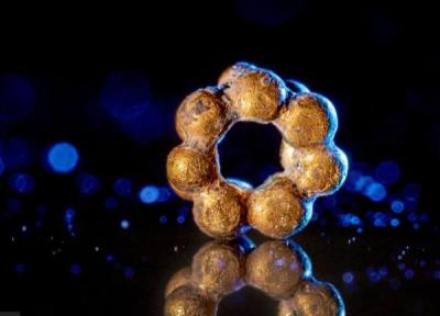 کشف مهره طلایی 1600 ساله به دست دختر 18 ساله، عکس